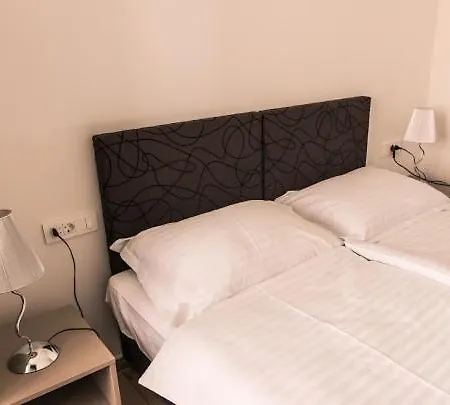 Kapslový hotel Rirooms *